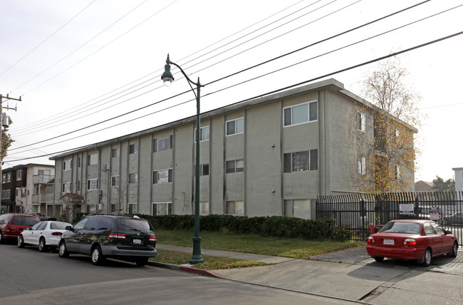 Bonanza Apartments in Alameda, CA - Foto de edificio - Building Photo