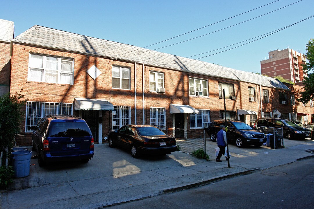 13217-13225 Avery Ave in Flushing, NY - Building Photo