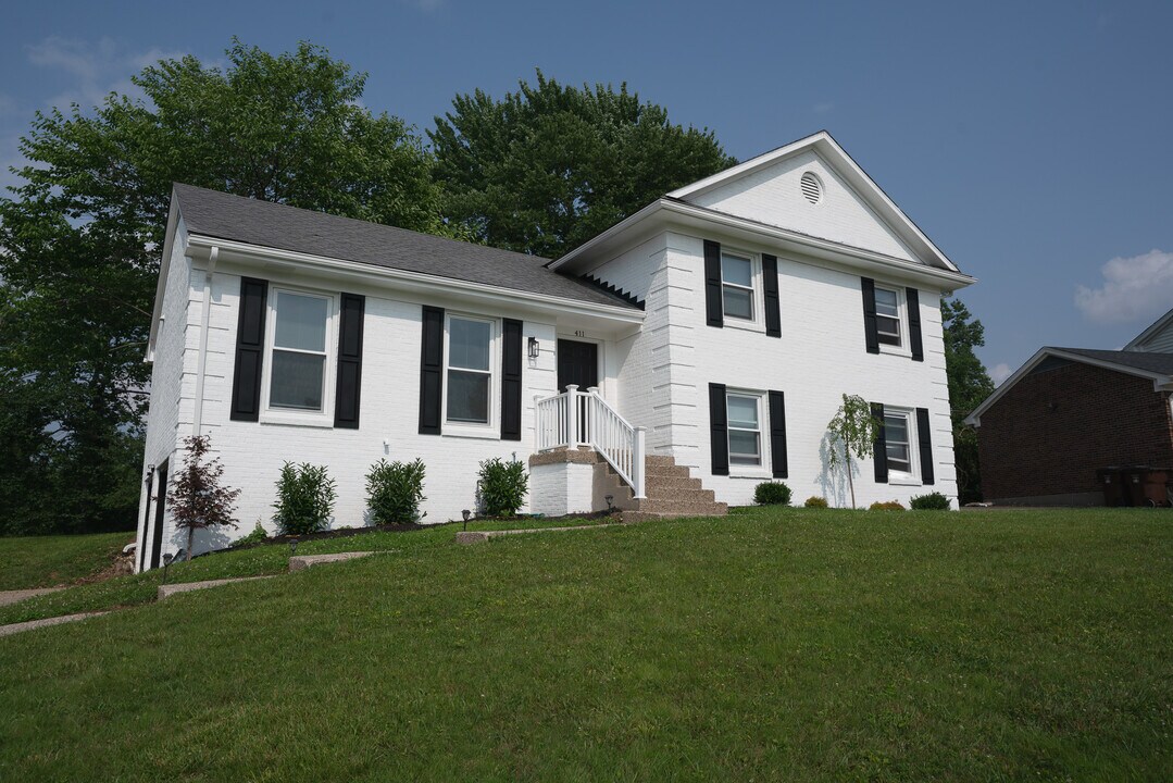 411 Bromwell Dr in Louisville, KY - Building Photo