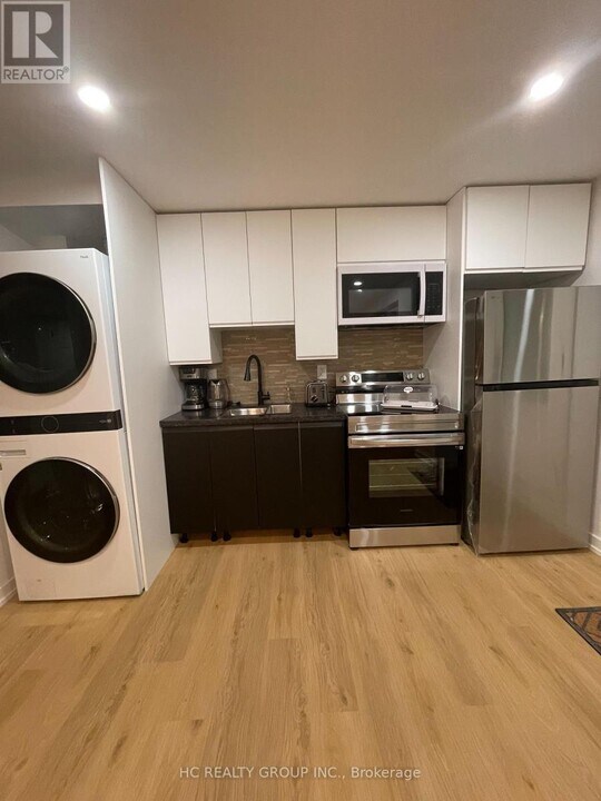 183 Island Rd in Toronto, ON - Building Photo