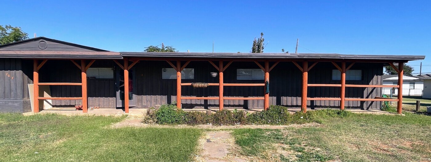 704 N 10th St in Lamesa, TX - Building Photo