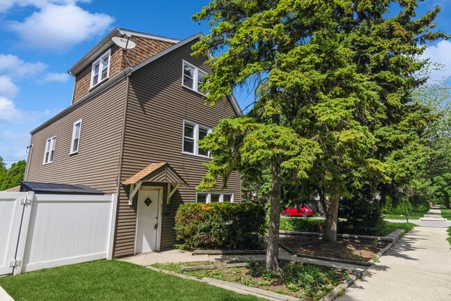 5002 W Gunnison St in Chicago, IL - Building Photo - Building Photo