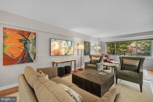 4201 Cathedral Ave NW in Washington, DC - Building Photo