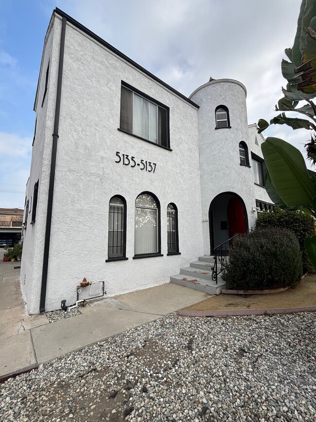 5137 1/2 W 21st St, Unit Quiet updated studio