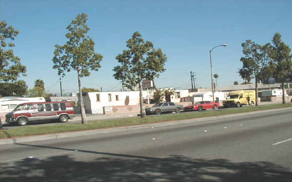 5825 Florence Ave in Bell Gardens, CA - Building Photo