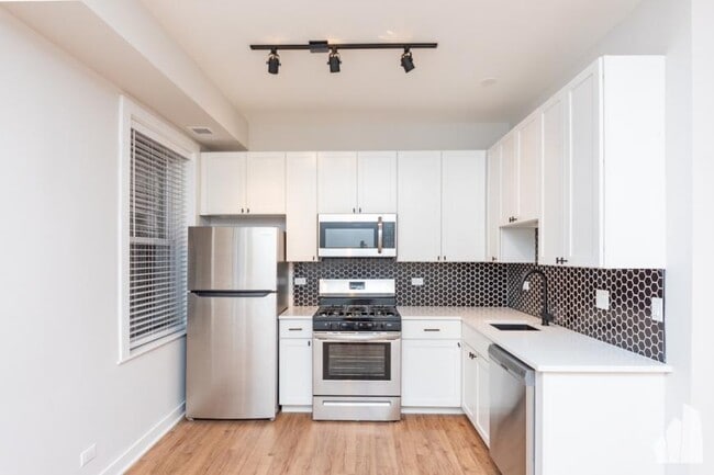 property at 658 W Wrightwood Ave