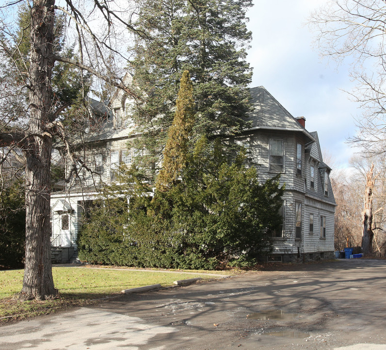 131 Albany Ave in Kingston, NY - Foto de edificio