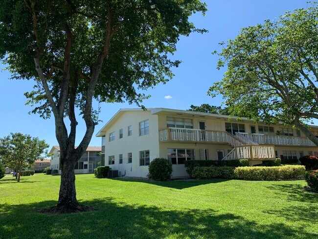 139 Canterbury F in West Palm Beach, FL - Building Photo - Building Photo