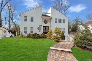 21 Cary Rd in Great Neck, NY - Building Photo