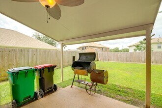 8019 Berkely Ct in Baytown, TX - Foto de edificio - Building Photo
