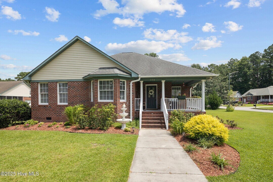 104 Boleyn Loop in New Bern, NC - Building Photo