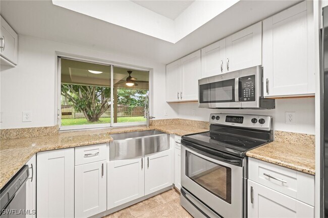 210 NE 10th Ave in Cape Coral, FL - Building Photo - Building Photo