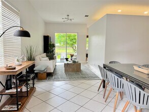 1074 Bluewood Terrace in Weston, FL - Building Photo - Building Photo