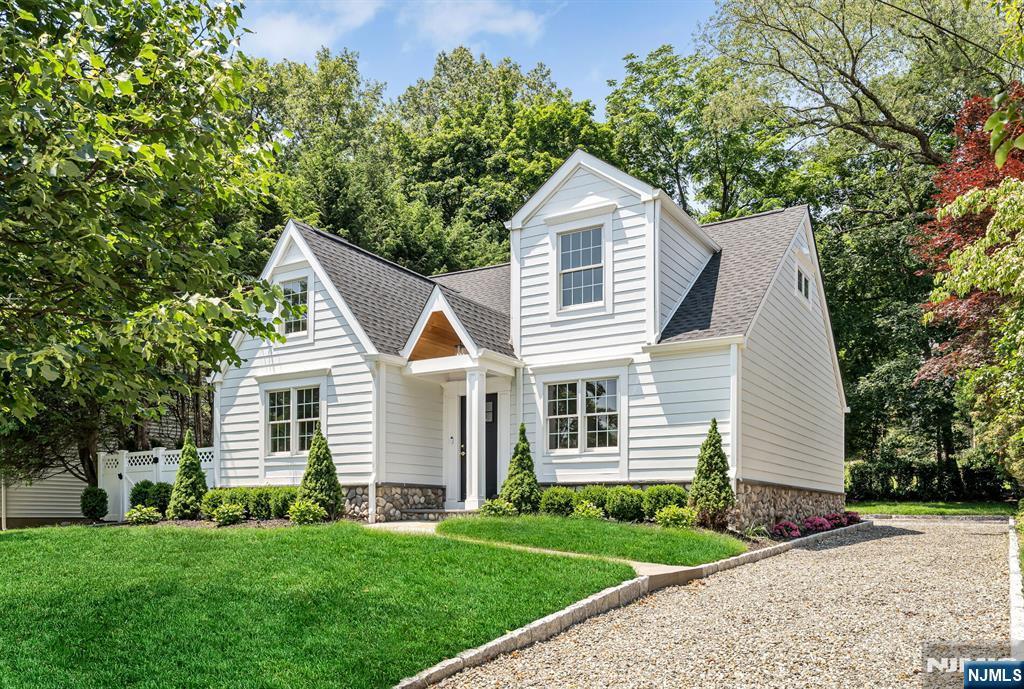 11 Carlton Ave in Ho Ho Kus, NJ - Building Photo