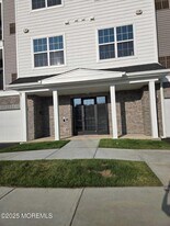 28 Radford Ct in Monroe Township, NJ - Building Photo