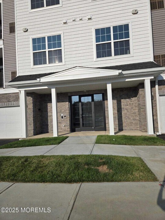 28 Radford Ct in Monroe Township, NJ - Foto de edificio