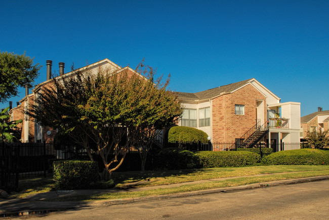 Woodchase Village Condominiums in Houston, TX - Foto de edificio - Building Photo