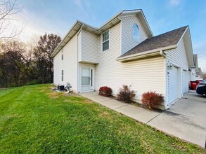 100 NE Dogwood St in Oak Grove, MO - Foto de edificio - Building Photo