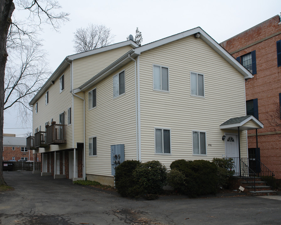 856 Bedford St in Stamford, CT - Foto de edificio