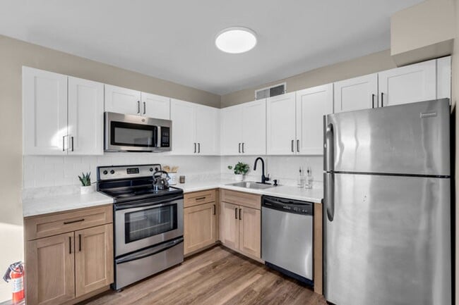 Chateau Apartments in Burlington, NJ - Building Photo - Building Photo