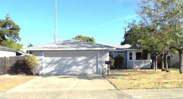 2225 Carrigan St in Turlock, CA - Building Photo