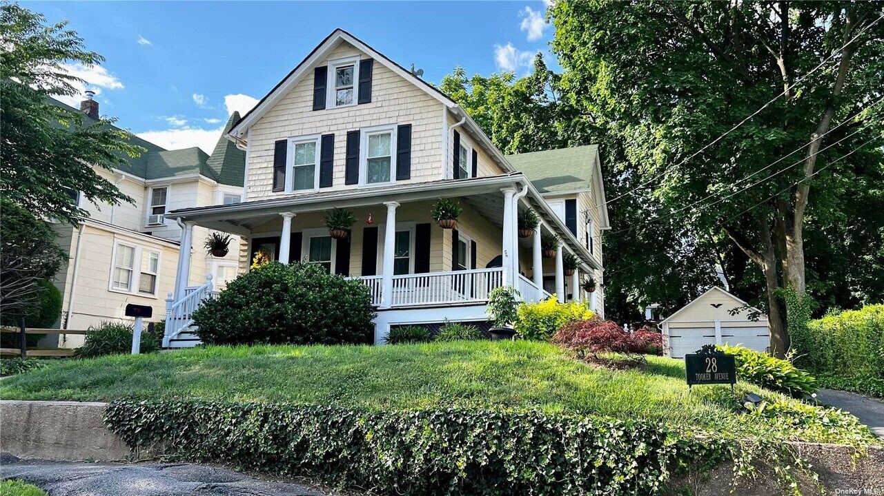 28 Tooker Ave-Unit -2 in Oyster Bay, NY - Building Photo