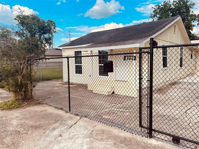 8209 Parnell St photo'