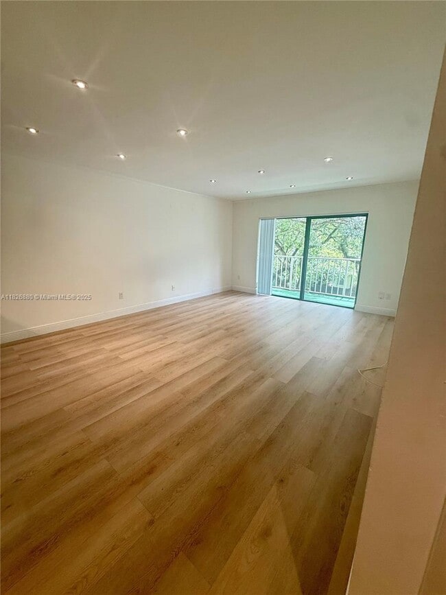 9301 SW 92nd Ave, Unit A303 in Miami, FL - Building Photo - Building Photo