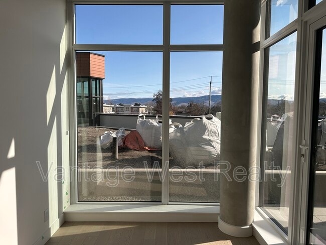 3409 Lakeshore Rd in Kelowna, BC - Building Photo - Building Photo
