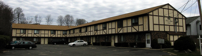 Meriden Rd Townhouses in Waterbury, CT - Foto de edificio - Building Photo