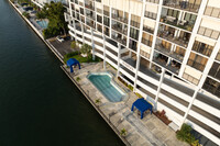 Bay Country Club Condos in Sunny Isles Beach, FL - Foto de edificio - Building Photo