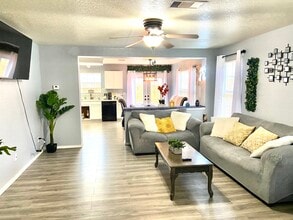 410 Mahogany Chest in San Antonio, TX - Foto de edificio - Building Photo