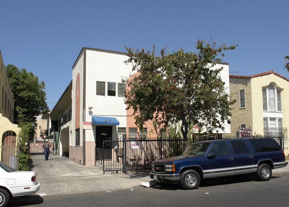 1213 Gordon St in Los Angeles, CA - Building Photo