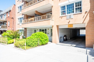 2325 30th Dr in Astoria, NY - Foto de edificio - Building Photo