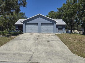 7389 Canterbury St in Spring Hill, FL - Building Photo