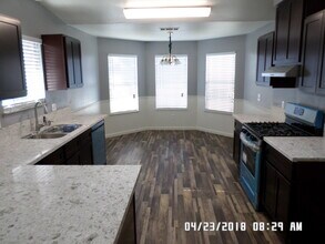 2240 W Buena Vista Ave in Visalia, CA - Building Photo - Building Photo