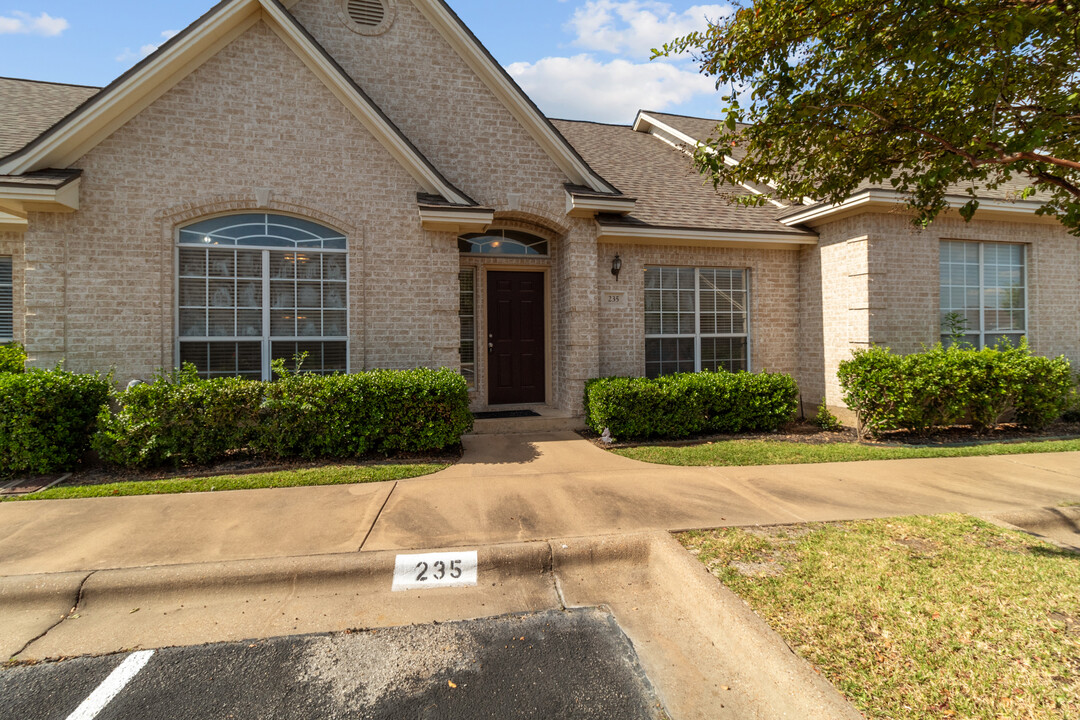 235 Navarro Dr in College Station, TX - Building Photo