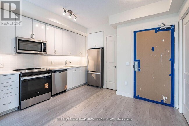 38 Annie Craig Dr in Toronto, ON - Building Photo - Building Photo