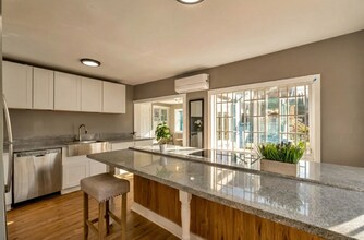 8401 Plymouth St in Oakland, CA - Building Photo - Building Photo