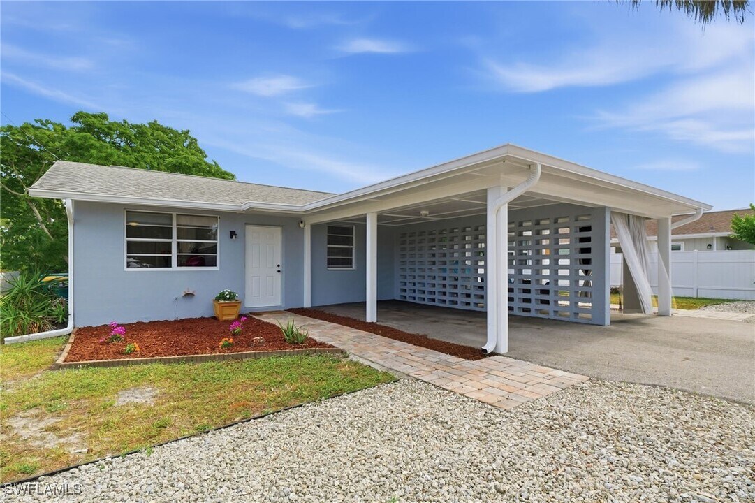 4518 W Alhambra Cir in Naples, FL - Building Photo