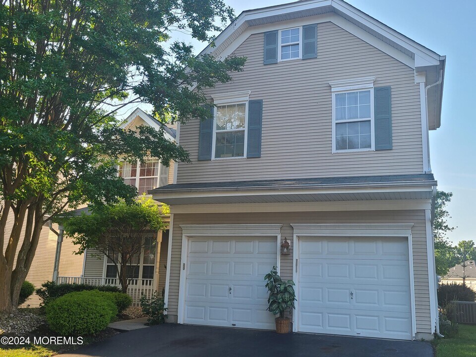 346 Wedgewood Rd in Morganville, NJ - Foto de edificio