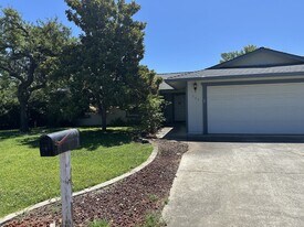 205 Woodhill Dr in Redding, CA - Building Photo