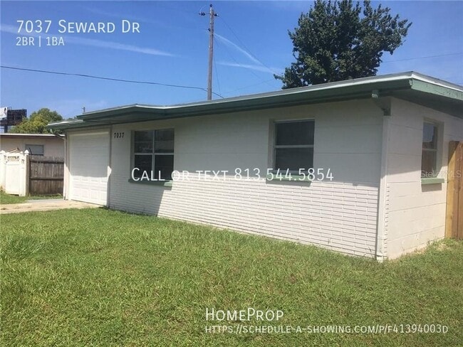 7037 Seward Dr in Port Richey, FL - Building Photo - Building Photo