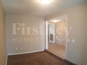 4684 El Canasta Way in Las Vegas, NV - Foto de edificio - Building Photo