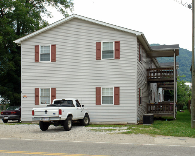 9708 Maccorkle Ave in Charleston, WV - Foto de edificio - Building Photo