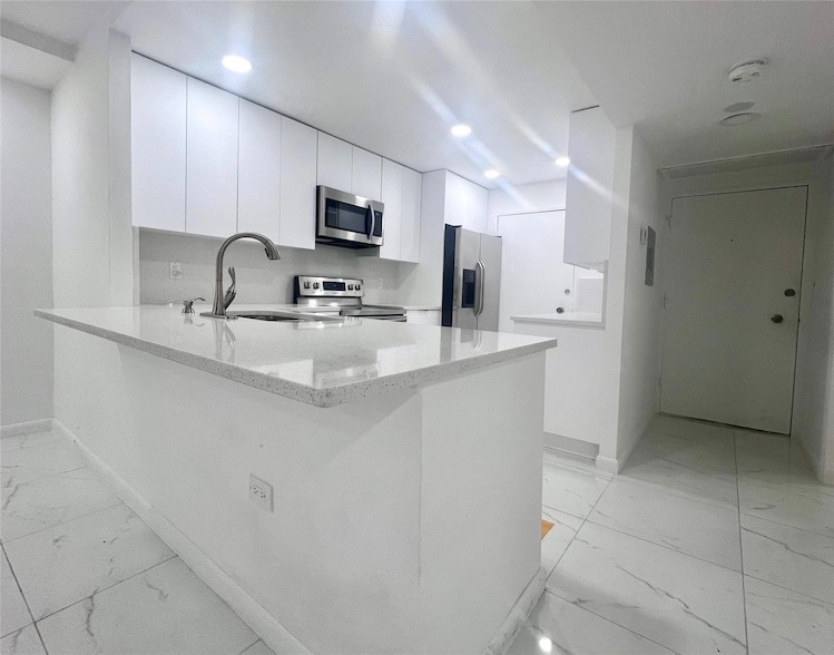 5555 Collins Ave, Unit 14C in Miami Beach, FL - Building Photo