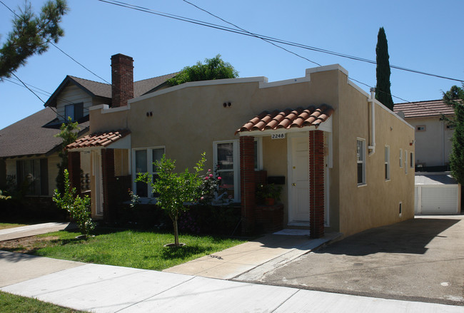 2246 Montrose Ave in Montrose, CA - Foto de edificio - Building Photo