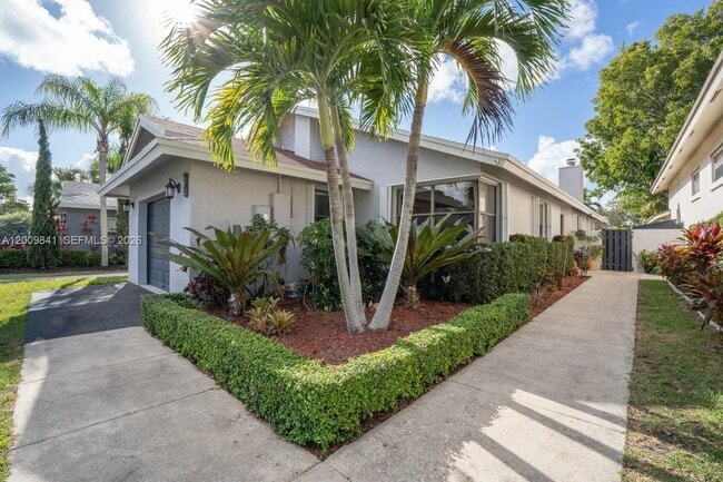 575 Lakeside Cir in Sunrise, FL - Building Photo - Building Photo