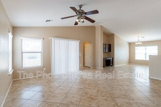 3049 W Silver Creek Dr in San Tan Valley, AZ - Foto de edificio - Building Photo