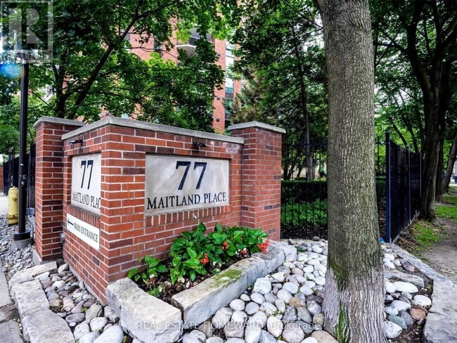77 Maitland Pl in Toronto, ON - Building Photo - Building Photo